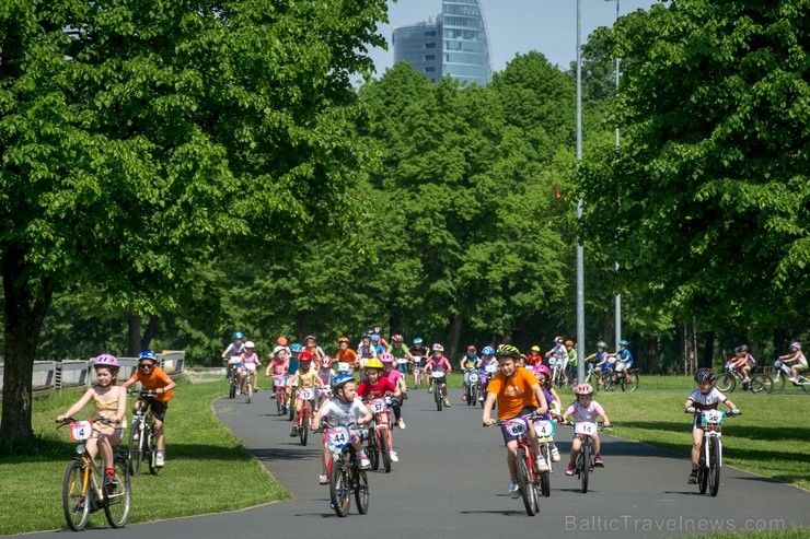 25. maijā Rīgā, Uzvaras parkā norisinājās Rīgas bērnu mini velomaratons, kurā piedalījušies teju 300 mazie riteņbraucēji vecumā no 3 līdz 11 gadiem 25. maijā Rīgā, Uzvaras parkā norisinājās Rīgas bērnu mini velomaratons, kurā piedalījušies teju 300 mazie riteņbraucēji vecumā no 3 līdz 11 gadiem 123022