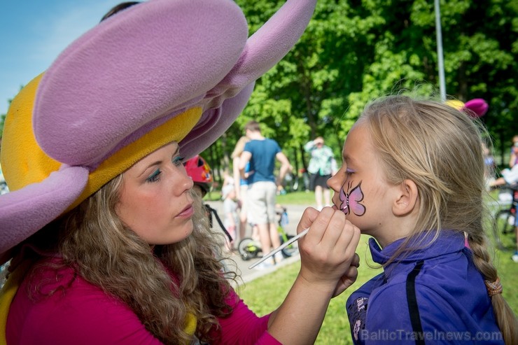 25. maijā Rīgā, Uzvaras parkā norisinājās Rīgas bērnu mini velomaratons, kurā piedalījušies teju 300 mazie riteņbraucēji vecumā no 3 līdz 11 gadiem 25. maijā Rīgā, Uzvaras parkā norisinājās Rīgas bērnu mini velomaratons, kurā piedalījušies teju 300 mazie riteņbraucēji vecumā no 3 līdz 11 gadiem 123033