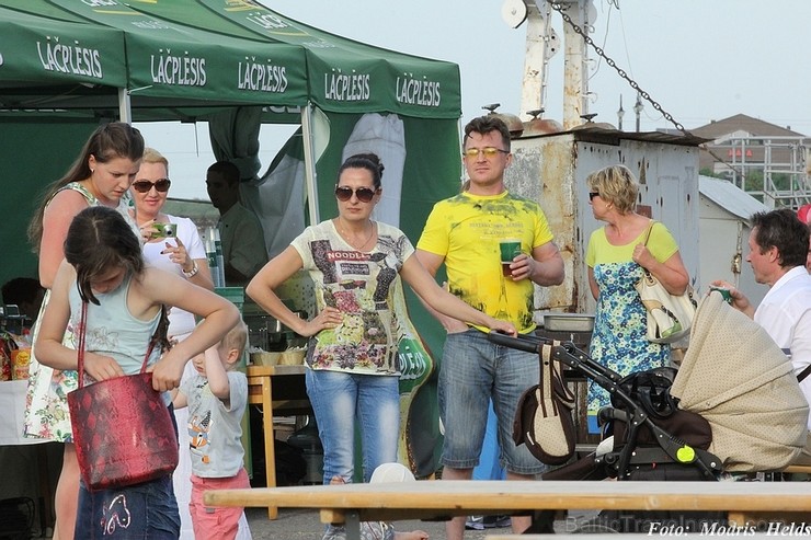 Aizvadītajā nedēļas nogalē Liepājas ostas promenādē norisinājās «Līvas ciema svētki», kuru ietvaros notika tautas mūzikas festivāls «Līvas upe», kas p Aizvadītajā nedēļas nogalē Liepājas ostas promenādē norisinājās «Līvas ciema svētki», kuru ietvaros notika tautas mūzikas festivāls «Līvas upe», kas p 123044