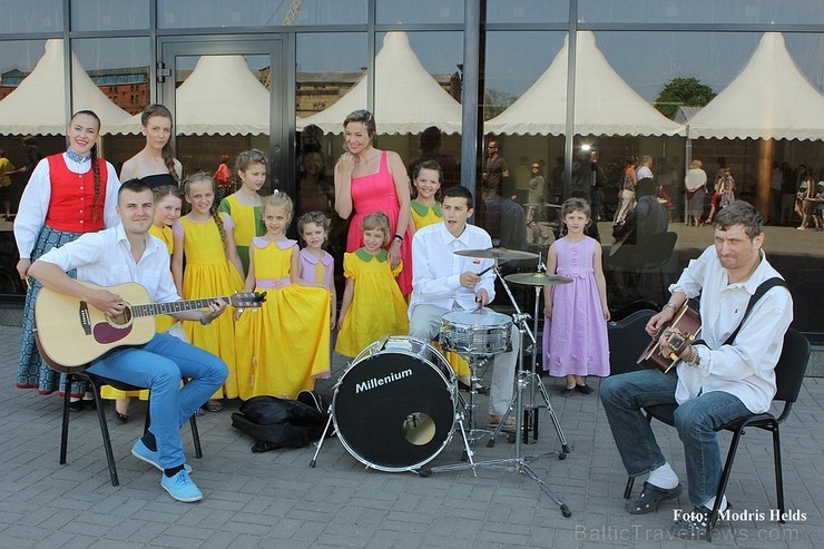 Aizvadītajā nedēļas nogalē Liepājas ostas promenādē norisinājās «Līvas ciema svētki», kuru ietvaros notika tautas mūzikas festivāls «Līvas upe», kas p Aizvadītajā nedēļas nogalē Liepājas ostas promenādē norisinājās «Līvas ciema svētki», kuru ietvaros notika tautas mūzikas festivāls «Līvas upe», kas p 123052