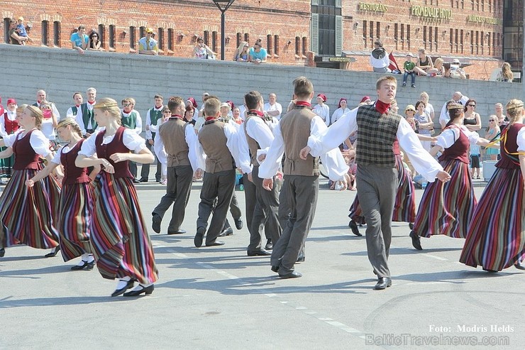 Aizvadītajā nedēļas nogalē Liepājas ostas promenādē norisinājās «Līvas ciema svētki», kuru ietvaros notika tautas mūzikas festivāls «Līvas upe», kas p Aizvadītajā nedēļas nogalē Liepājas ostas promenādē norisinājās «Līvas ciema svētki», kuru ietvaros notika tautas mūzikas festivāls «Līvas upe», kas p 123062