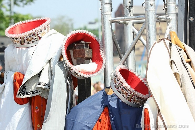 Aizvadītajā nedēļas nogalē Liepājas ostas promenādē norisinājās «Līvas ciema svētki», kuru ietvaros notika tautas mūzikas festivāls «Līvas upe», kas p Aizvadītajā nedēļas nogalē Liepājas ostas promenādē norisinājās «Līvas ciema svētki», kuru ietvaros notika tautas mūzikas festivāls «Līvas upe», kas p 123063