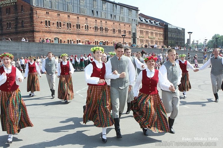 Aizvadītajā nedēļas nogalē Liepājas ostas promenādē norisinājās «Līvas ciema svētki», kuru ietvaros notika tautas mūzikas festivāls «Līvas upe», kas p Aizvadītajā nedēļas nogalē Liepājas ostas promenādē norisinājās «Līvas ciema svētki», kuru ietvaros notika tautas mūzikas festivāls «Līvas upe», kas p 123064