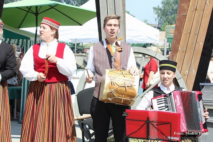 Aizvadītajā nedēļas nogalē Liepājas ostas promenādē norisinājās «Līvas ciema svētki», kuru ietvaros notika tautas mūzikas festivāls «Līvas upe», kas p Aizvadītajā nedēļas nogalē Liepājas ostas promenādē norisinājās «Līvas ciema svētki», kuru ietvaros notika tautas mūzikas festivāls «Līvas upe», kas p 123067