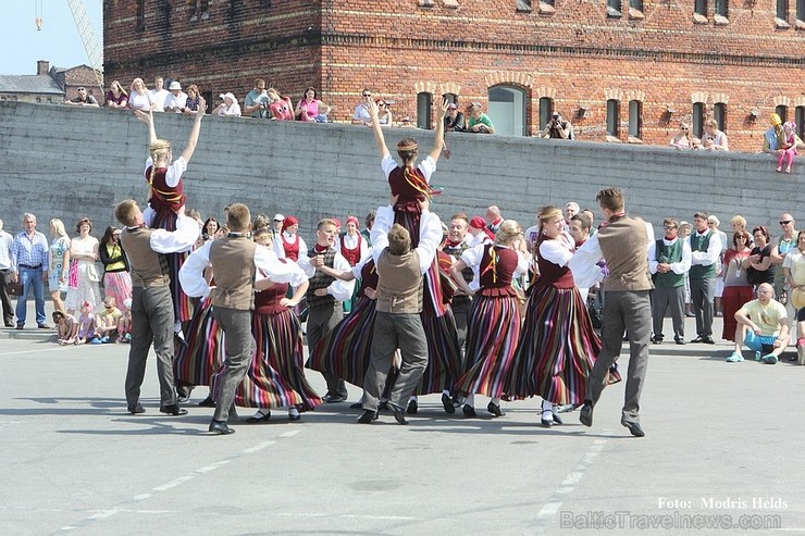 Aizvadītajā nedēļas nogalē Liepājas ostas promenādē norisinājās «Līvas ciema svētki», kuru ietvaros notika tautas mūzikas festivāls «Līvas upe», kas p Aizvadītajā nedēļas nogalē Liepājas ostas promenādē norisinājās «Līvas ciema svētki», kuru ietvaros notika tautas mūzikas festivāls «Līvas upe», kas p 123071