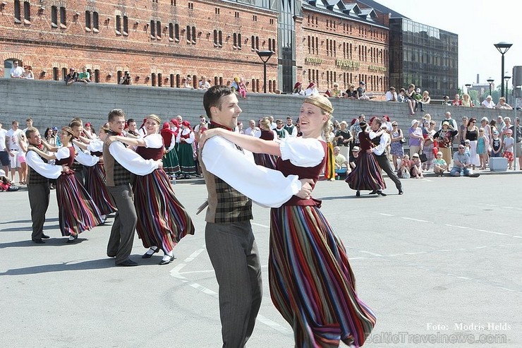 Aizvadītajā nedēļas nogalē Liepājas ostas promenādē norisinājās «Līvas ciema svētki», kuru ietvaros notika tautas mūzikas festivāls «Līvas upe», kas p Aizvadītajā nedēļas nogalē Liepājas ostas promenādē norisinājās «Līvas ciema svētki», kuru ietvaros notika tautas mūzikas festivāls «Līvas upe», kas p 123072