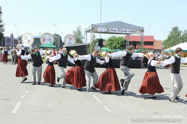 Aizvadītajā nedēļas nogalē Liepājas ostas promenādē norisinājās «Līvas ciema svētki», kuru ietvaros notika tautas mūzikas festivāls «Līvas upe», kas p Aizvadītajā nedēļas nogalē Liepājas ostas promenādē norisinājās «Līvas ciema svētki», kuru ietvaros notika tautas mūzikas festivāls «Līvas upe», kas p 123073