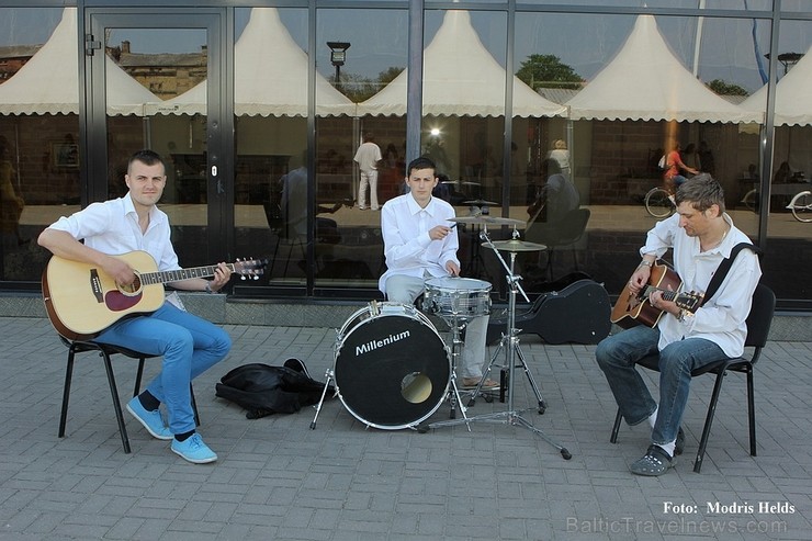 Aizvadītajā nedēļas nogalē Liepājas ostas promenādē norisinājās «Līvas ciema svētki», kuru ietvaros notika tautas mūzikas festivāls «Līvas upe», kas p Aizvadītajā nedēļas nogalē Liepājas ostas promenādē norisinājās «Līvas ciema svētki», kuru ietvaros notika tautas mūzikas festivāls «Līvas upe», kas p 123076