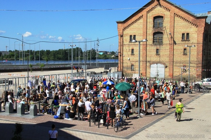 Pagājušās nedēļas sestdienā antīko lietu, dizaina priekšmetu un vienkārši pārsteigumu cienītāji devās uz pirmo no ikmēneša Rīgas krāmu tirdziņiem, kas Pagājušās nedēļas sestdienā antīko lietu, dizaina priekšmetu un vienkārši pārsteigumu cienītāji devās uz pirmo no ikmēneša Rīgas krāmu tirdziņiem, kas 124753