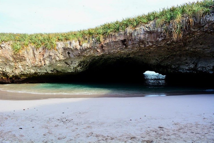 Playa de Amor pludmale ir viena no neparastākajām planētas pludmalēm, kas sasniedzama vienīgi izpeldot caur zemūdens arku jeb tuneli bēguma laikā Playa de Amor pludmale ir viena no neparastākajām planētas pludmalēm, kas sasniedzama vienīgi izpeldot caur zemūdens arku jeb tuneli bēguma laikā 124794