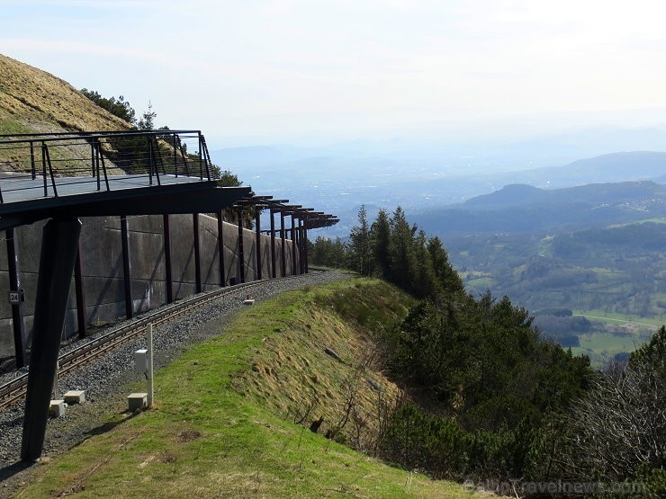 Travelnews.lv dodas iepazīt Francijas slaveno Puy de Dome virsotni ar 80 vulkāniem www.panoramiquedesdomes.fr Travelnews.lv dodas iepazīt Francijas slaveno Puy de Dome virsotni ar 80 vulkāniem www.panoramiquedesdomes.fr 125301