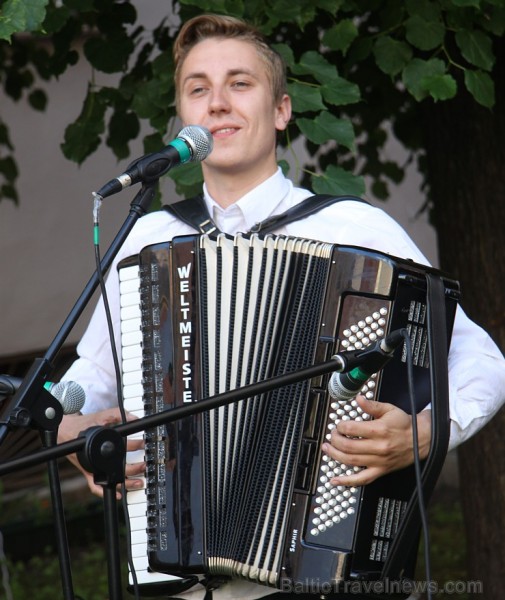 «Latgales dienas» ieskandina postfolkloras grupa «Rikši» Latvijas Republikas konsulātu Sanktpēterburgā - Ēriks Zeps «Latgales dienas» ieskandina postfolkloras grupa «Rikši» Latvijas Republikas konsulātu Sanktpēterburgā - Ēriks Zeps 125428