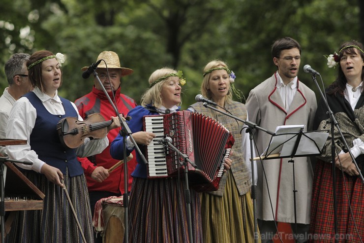 Pasākumā piedalījās bērnu folkloras kopas Krulla, Ciguzis un mazie rīdzinieki ar saviem vecākiem Pasākumā piedalījās bērnu folkloras kopas Krulla, Ciguzis un mazie rīdzinieki ar saviem vecākiem 125947