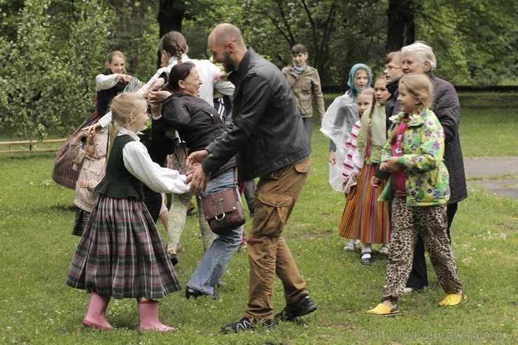 Pasākumā piedalījās bērnu folkloras kopas Krulla, Ciguzis un mazie rīdzinieki ar saviem vecākiem Pasākumā piedalījās bērnu folkloras kopas Krulla, Ciguzis un mazie rīdzinieki ar saviem vecākiem 125948