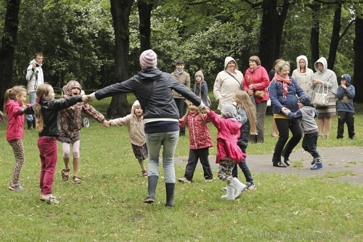 Pasākumā piedalījās bērnu folkloras kopas Krulla, Ciguzis un mazie rīdzinieki ar saviem vecākiem Pasākumā piedalījās bērnu folkloras kopas Krulla, Ciguzis un mazie rīdzinieki ar saviem vecākiem 125949