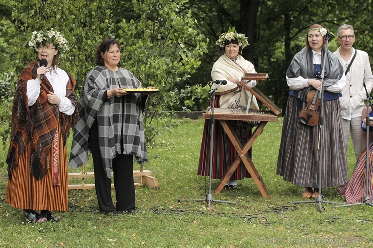 Pasākumā piedalījās bērnu folkloras kopas Krulla, Ciguzis un mazie rīdzinieki ar saviem vecākiem Pasākumā piedalījās bērnu folkloras kopas Krulla, Ciguzis un mazie rīdzinieki ar saviem vecākiem 125954