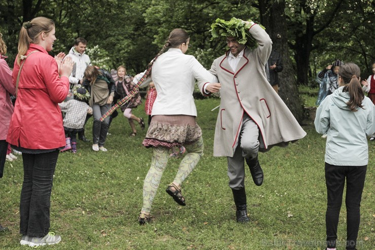 Pasākumā piedalījās bērnu folkloras kopas Krulla, Ciguzis un mazie rīdzinieki ar saviem vecākiem Pasākumā piedalījās bērnu folkloras kopas Krulla, Ciguzis un mazie rīdzinieki ar saviem vecākiem 125958