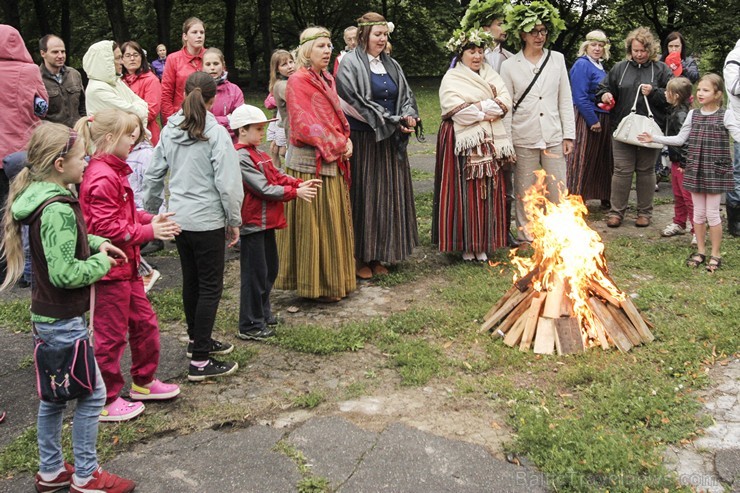 Pasākumā piedalījās bērnu folkloras kopas Krulla, Ciguzis un mazie rīdzinieki ar saviem vecākiem Pasākumā piedalījās bērnu folkloras kopas Krulla, Ciguzis un mazie rīdzinieki ar saviem vecākiem 125960