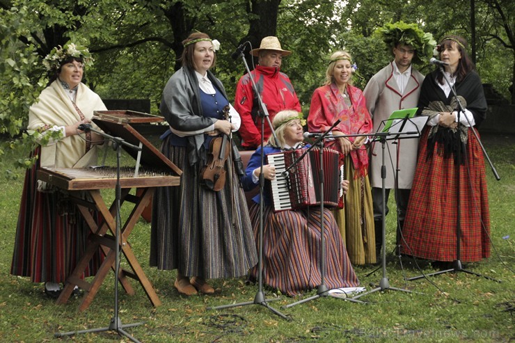 Pasākumā piedalījās bērnu folkloras kopas Krulla, Ciguzis un mazie rīdzinieki ar saviem vecākiem Pasākumā piedalījās bērnu folkloras kopas Krulla, Ciguzis un mazie rīdzinieki ar saviem vecākiem 125963