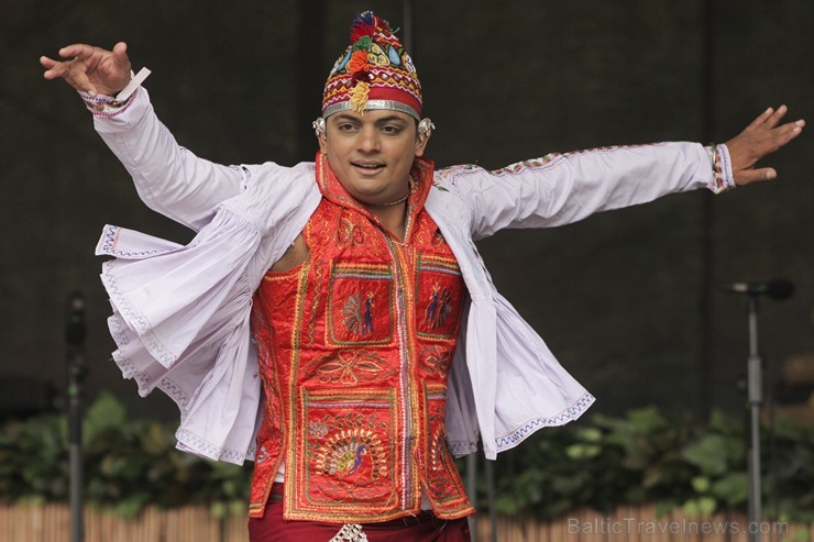 Pasaules saulgriežu festivāla programmu veidoja dziesmas, dejas un rituāli, sākot ar pašmāju un tuvāko kaimiņu skanīgākajiem līgotājiem, Rumānijas un Pasaules saulgriežu festivāla programmu veidoja dziesmas, dejas un rituāli, sākot ar pašmāju un tuvāko kaimiņu skanīgākajiem līgotājiem, Rumānijas un 126008