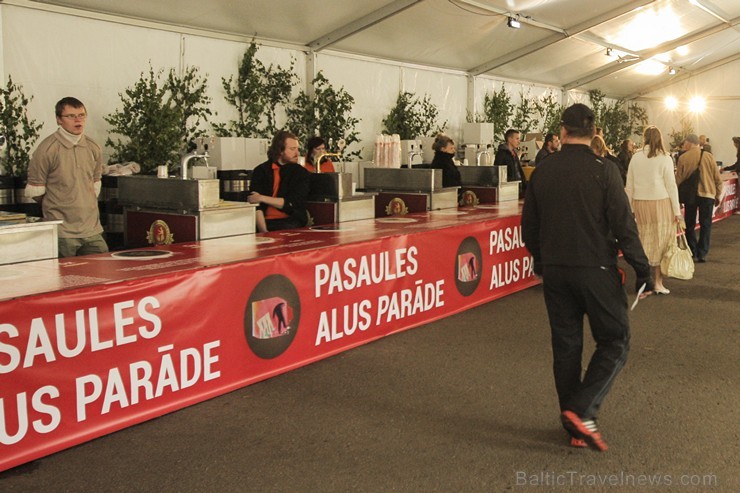 Pasaules saulgriežu festivāla programmu veidoja dziesmas, dejas un rituāli, sākot ar pašmāju un tuvāko kaimiņu skanīgākajiem līgotājiem, Rumānijas un Pasaules saulgriežu festivāla programmu veidoja dziesmas, dejas un rituāli, sākot ar pašmāju un tuvāko kaimiņu skanīgākajiem līgotājiem, Rumānijas un 126016