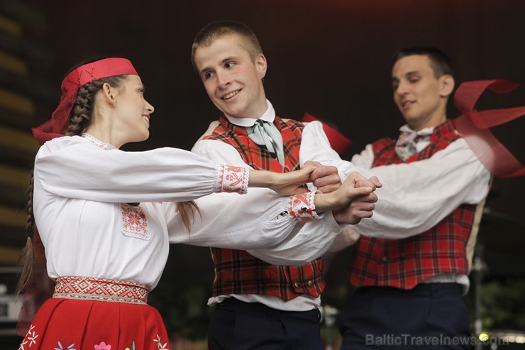 Pasaules saulgriežu festivāla programmu veidoja dziesmas, dejas un rituāli, sākot ar pašmāju un tuvāko kaimiņu skanīgākajiem līgotājiem, Rumānijas un Pasaules saulgriežu festivāla programmu veidoja dziesmas, dejas un rituāli, sākot ar pašmāju un tuvāko kaimiņu skanīgākajiem līgotājiem, Rumānijas un 126022