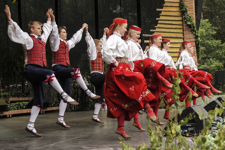 Pasaules saulgriežu festivāla programmu veidoja dziesmas, dejas un rituāli, sākot ar pašmāju un tuvāko kaimiņu skanīgākajiem līgotājiem, Rumānijas un Pasaules saulgriežu festivāla programmu veidoja dziesmas, dejas un rituāli, sākot ar pašmāju un tuvāko kaimiņu skanīgākajiem līgotājiem, Rumānijas un 126024