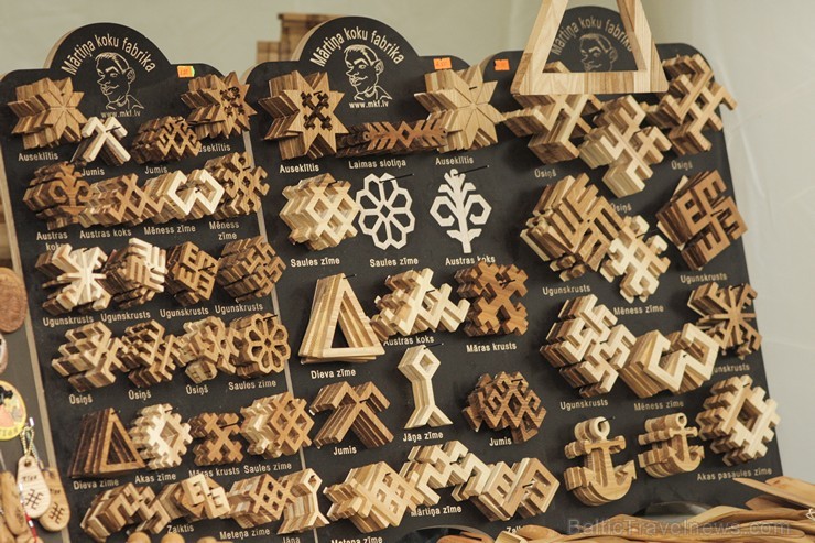 Pasaules saulgriežu festivāla programmu veidoja dziesmas, dejas un rituāli, sākot ar pašmāju un tuvāko kaimiņu skanīgākajiem līgotājiem, Rumānijas un Pasaules saulgriežu festivāla programmu veidoja dziesmas, dejas un rituāli, sākot ar pašmāju un tuvāko kaimiņu skanīgākajiem līgotājiem, Rumānijas un 126026