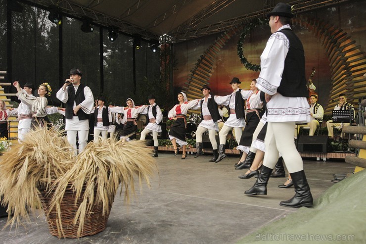Pasaules saulgriežu festivāla programmu veidoja dziesmas, dejas un rituāli, sākot ar pašmāju un tuvāko kaimiņu skanīgākajiem līgotājiem, Rumānijas un Pasaules saulgriežu festivāla programmu veidoja dziesmas, dejas un rituāli, sākot ar pašmāju un tuvāko kaimiņu skanīgākajiem līgotājiem, Rumānijas un 126031