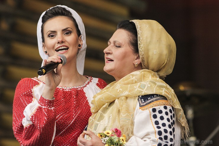 Pasaules saulgriežu festivāla programmu veidoja dziesmas, dejas un rituāli, sākot ar pašmāju un tuvāko kaimiņu skanīgākajiem līgotājiem, Rumānijas un Pasaules saulgriežu festivāla programmu veidoja dziesmas, dejas un rituāli, sākot ar pašmāju un tuvāko kaimiņu skanīgākajiem līgotājiem, Rumānijas un 126032