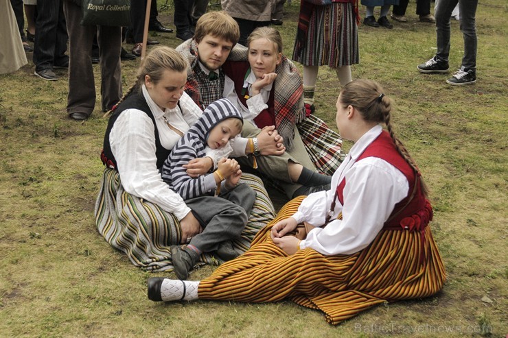 Pasaules saulgriežu festivāla programmu veidoja dziesmas, dejas un rituāli, sākot ar pašmāju un tuvāko kaimiņu skanīgākajiem līgotājiem, Rumānijas un Pasaules saulgriežu festivāla programmu veidoja dziesmas, dejas un rituāli, sākot ar pašmāju un tuvāko kaimiņu skanīgākajiem līgotājiem, Rumānijas un 126035