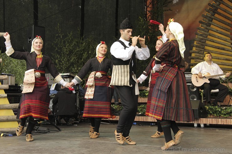 Pasaules saulgriežu festivāla programmu veidoja dziesmas, dejas un rituāli, sākot ar pašmāju un tuvāko kaimiņu skanīgākajiem līgotājiem, Rumānijas un Pasaules saulgriežu festivāla programmu veidoja dziesmas, dejas un rituāli, sākot ar pašmāju un tuvāko kaimiņu skanīgākajiem līgotājiem, Rumānijas un 126036