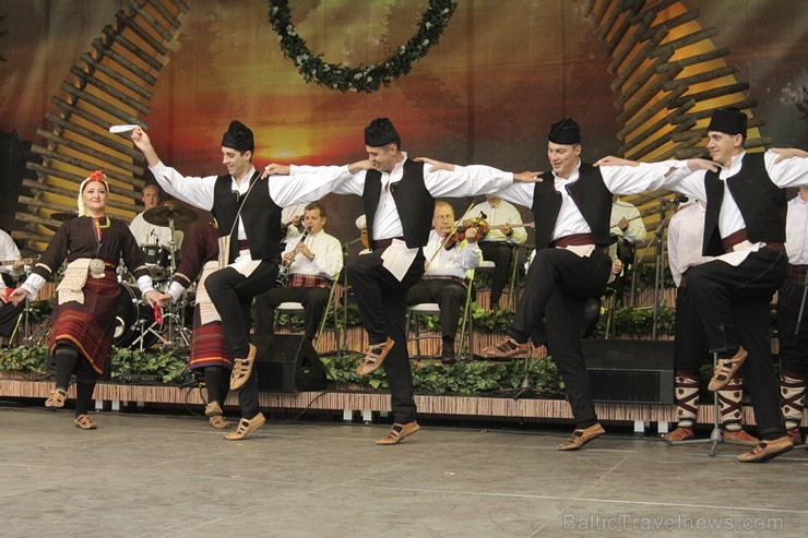 Pasaules saulgriežu festivāla programmu veidoja dziesmas, dejas un rituāli, sākot ar pašmāju un tuvāko kaimiņu skanīgākajiem līgotājiem, Rumānijas un Pasaules saulgriežu festivāla programmu veidoja dziesmas, dejas un rituāli, sākot ar pašmāju un tuvāko kaimiņu skanīgākajiem līgotājiem, Rumānijas un 126037
