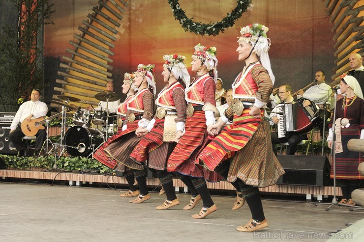 Pasaules saulgriežu festivāla programmu veidoja dziesmas, dejas un rituāli, sākot ar pašmāju un tuvāko kaimiņu skanīgākajiem līgotājiem, Rumānijas un Pasaules saulgriežu festivāla programmu veidoja dziesmas, dejas un rituāli, sākot ar pašmāju un tuvāko kaimiņu skanīgākajiem līgotājiem, Rumānijas un 126040