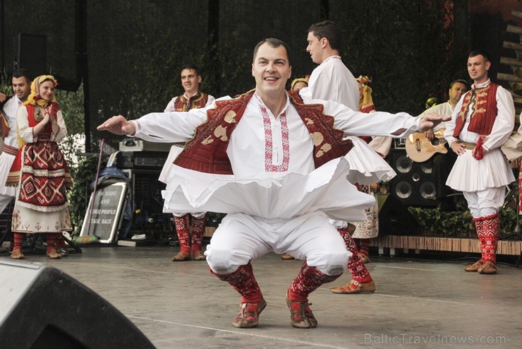 Pasaules saulgriežu festivāla programmu veidoja dziesmas, dejas un rituāli, sākot ar pašmāju un tuvāko kaimiņu skanīgākajiem līgotājiem, Rumānijas un Pasaules saulgriežu festivāla programmu veidoja dziesmas, dejas un rituāli, sākot ar pašmāju un tuvāko kaimiņu skanīgākajiem līgotājiem, Rumānijas un 126042