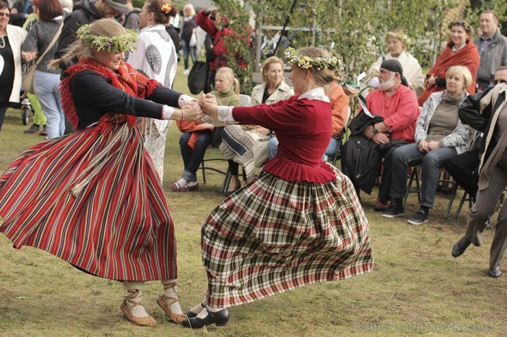 Pasaules saulgriežu festivāla programmu veidoja dziesmas, dejas un rituāli, sākot ar pašmāju un tuvāko kaimiņu skanīgākajiem līgotājiem, Rumānijas un Pasaules saulgriežu festivāla programmu veidoja dziesmas, dejas un rituāli, sākot ar pašmāju un tuvāko kaimiņu skanīgākajiem līgotājiem, Rumānijas un 126048