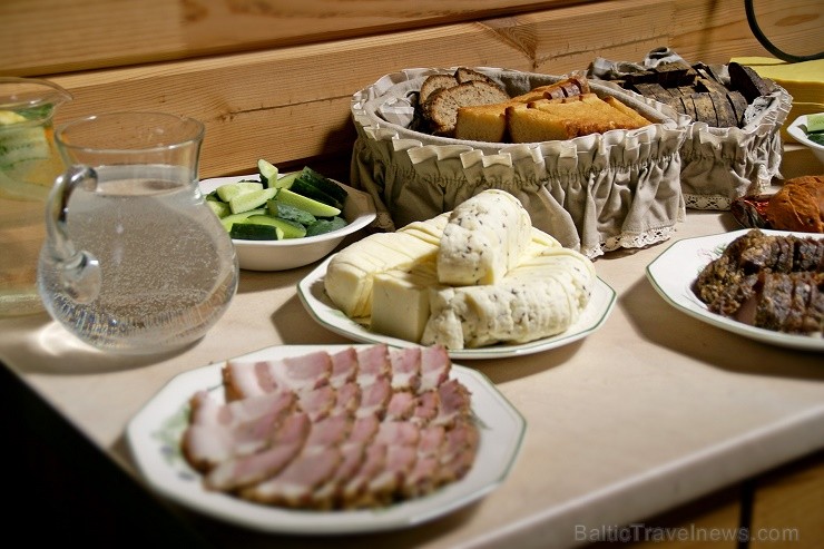 Tradicionālā latgaliešu virtuve, spēka putra, mājas siers un kūpināta gaļa ar rupjmaizi mijās ar svētku kūkām un uzkodām. Tradicionālā latgaliešu virtuve, spēka putra, mājas siers un kūpināta gaļa ar rupjmaizi mijās ar svētku kūkām un uzkodām. 126963