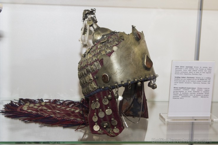 Kolekcijas pamatlicējs ir ievērojamais Maskavas zinātnieks un ceļotājs Kirils Babajevs, kurš uz Rīgu atvedis simtiem dažādu galvassegu, kas pārstāv da Kolekcijas pamatlicējs ir ievērojamais Maskavas zinātnieks un ceļotājs Kirils Babajevs, kurš uz Rīgu atvedis simtiem dažādu galvassegu, kas pārstāv da 127043