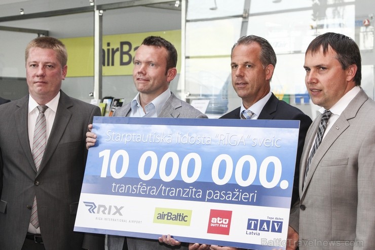 23.jūlijā starptautiskā lidosta Rīga sagaidīja lidostas desmit miljono tranzīta/transfēra pasažieri kopš Latvijas neatkarības atjaunošanas 23.jūlijā starptautiskā lidosta Rīga sagaidīja lidostas desmit miljono tranzīta/transfēra pasažieri kopš Latvijas neatkarības atjaunošanas 129067
