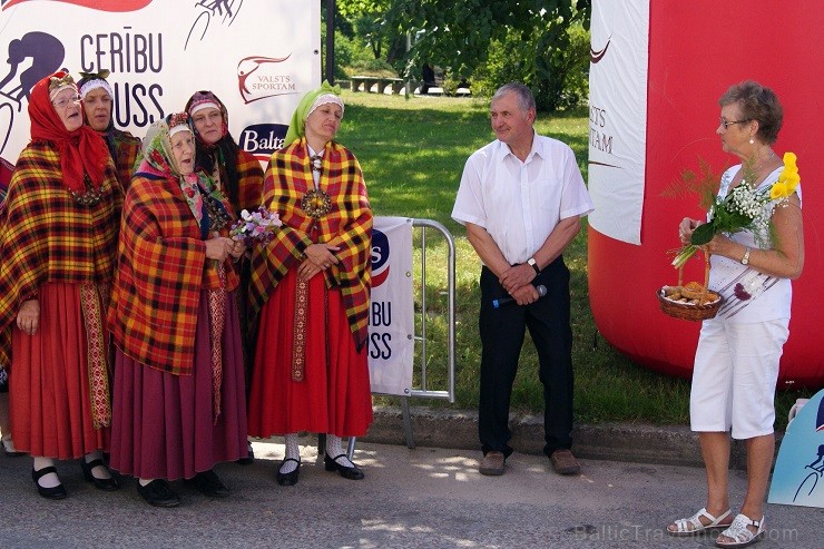 26.07.2014 Emīlijas Sonkas, kas pirms 50 gadiem izcīnīja pasaules čempiones riteņbraukšanā titulu, dzimtajā Alsungā tika aizvadīts kārtējais «Baltais 26.07.2014 Emīlijas Sonkas, kas pirms 50 gadiem izcīnīja pasaules čempiones riteņbraukšanā titulu, dzimtajā Alsungā tika aizvadīts kārtējais «Baltais 129305