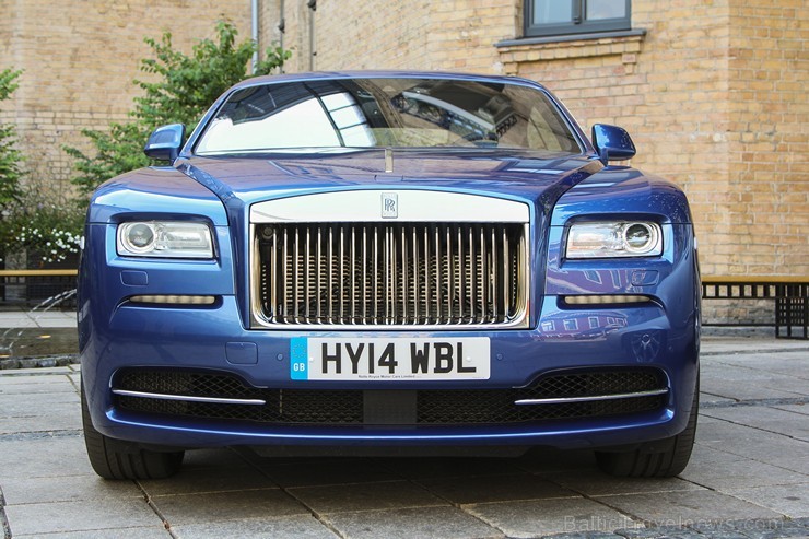 Jaunais «Rolls Royce Wraith» uz Rīgas 5 zvaigžņu viesnīcas «Hotel Bergs» (www.HotelBergs.lv) fona Jaunais «Rolls Royce Wraith» uz Rīgas 5 zvaigžņu viesnīcas «Hotel Bergs» (www.HotelBergs.lv) fona 129502