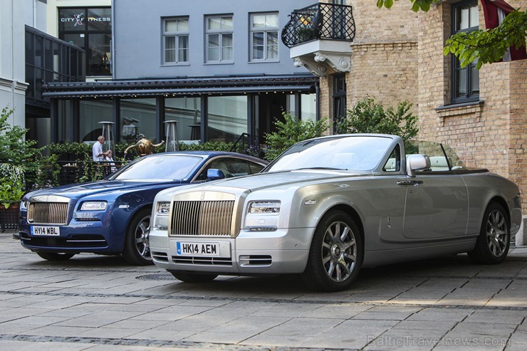 Jaunais «Rolls Royce Wraith» un «Rolls-Royce Phantom Drophead Coupé» uz Rīgas 5 zvaigžņu viesnīcas «Hotel Bergs» (www.HotelBergs.lv) fona Jaunais «Rolls Royce Wraith» un «Rolls-Royce Phantom Drophead Coupé» uz Rīgas 5 zvaigžņu viesnīcas «Hotel Bergs» (www.HotelBergs.lv) fona 129547