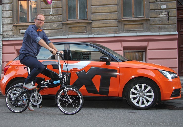 Starptautiskās automomas «Sixt» vadītājs Baltijas valstīs Arnis Jaudzems izmēģina saliekamo velosipēdu «Tern Link C7», ko piedāvā Hawaii Express Starptautiskās automomas «Sixt» vadītājs Baltijas valstīs Arnis Jaudzems izmēģina saliekamo velosipēdu «Tern Link C7», ko piedāvā Hawaii Express 131573
