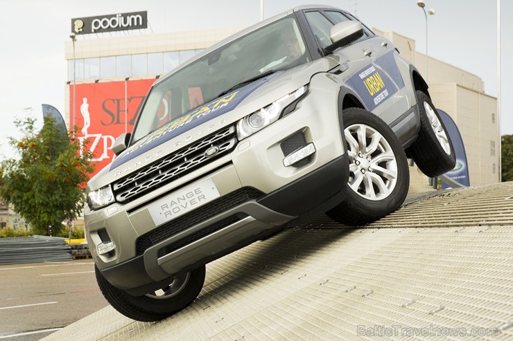 Ar Range Rover pilsētas piedzīvojuma rampas palīdzību Travelnews.lv ir unikāla iespēja droši pārbaudīt Evoque spējas neparastos apstākļos Ar Range Rover pilsētas piedzīvojuma rampas palīdzību Travelnews.lv ir unikāla iespēja droši pārbaudīt Evoque spējas neparastos apstākļos 132753