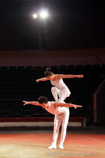 Ķīniešu akrobātiskais duets “Balets uz pleciem” mākslinieku Guo Zhimin un Zhang Yiaxiang sniegumā - unikāls ķīniešu akrobātiskā cirka sasniegums. Ķīniešu akrobātiskais duets “Balets uz pleciem” mākslinieku Guo Zhimin un Zhang Yiaxiang sniegumā - unikāls ķīniešu akrobātiskā cirka sasniegums. 134134
