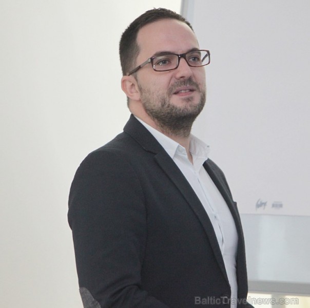 Lidsabiedrību ēdināšanas eksperts Nikos Loukas no Austrālijas iepazīstina ar jaunākajām tendencēm lidojuma laikā Lidsabiedrību ēdināšanas eksperts Nikos Loukas no Austrālijas iepazīstina ar jaunākajām tendencēm lidojuma laikā 134592