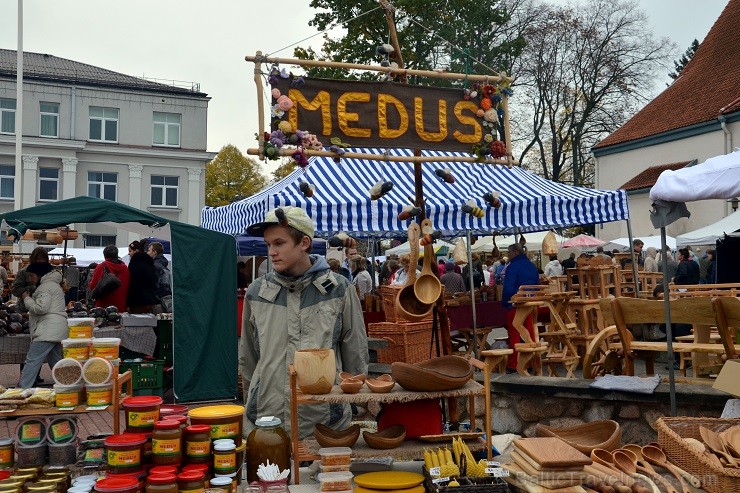 Sestdien, 11.oktobrī, Valmierā tika aizvadīts tradicionālais Simjūda gadatirgus. Šogad tas bija īpaši apmeklēts un priecēja kā pircējus, tā pārdevējus Sestdien, 11.oktobrī, Valmierā tika aizvadīts tradicionālais Simjūda gadatirgus. Šogad tas bija īpaši apmeklēts un priecēja kā pircējus, tā pārdevējus 136112