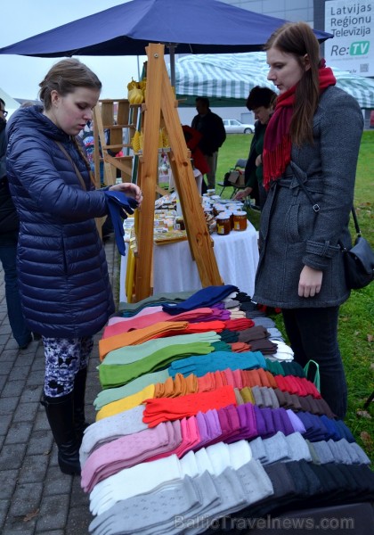 Sestdien, 11.oktobrī, Valmierā tika aizvadīts tradicionālais Simjūda gadatirgus. Šogad tas bija īpaši apmeklēts un priecēja kā pircējus, tā pārdevējus Sestdien, 11.oktobrī, Valmierā tika aizvadīts tradicionālais Simjūda gadatirgus. Šogad tas bija īpaši apmeklēts un priecēja kā pircējus, tā pārdevējus 136125