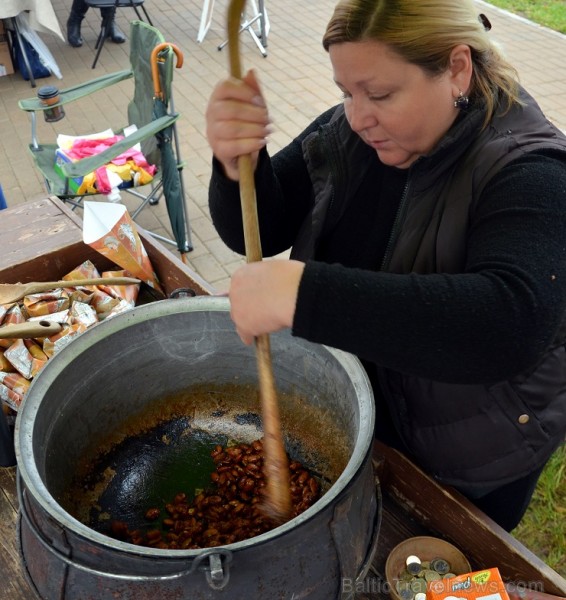 Sestdien, 11.oktobrī, Valmierā tika aizvadīts tradicionālais Simjūda gadatirgus. Šogad tas bija īpaši apmeklēts un priecēja kā pircējus, tā pārdevējus Sestdien, 11.oktobrī, Valmierā tika aizvadīts tradicionālais Simjūda gadatirgus. Šogad tas bija īpaši apmeklēts un priecēja kā pircējus, tā pārdevējus 136141