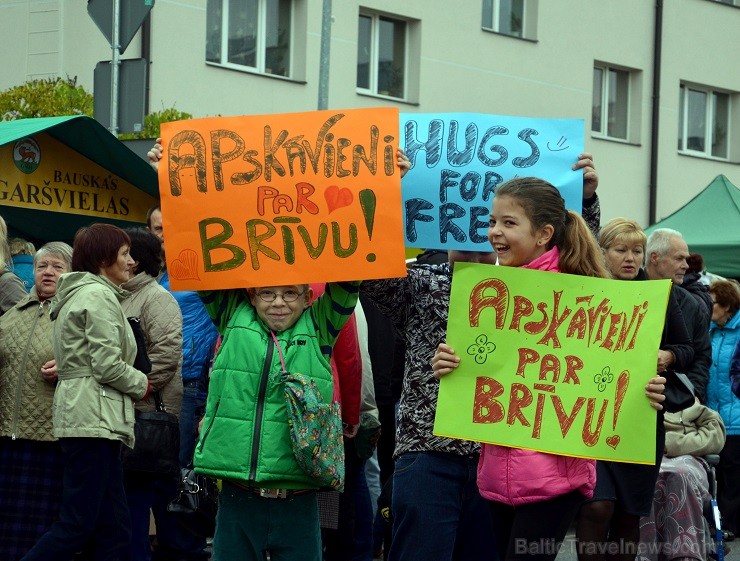 Sestdien, 11.oktobrī, Valmierā tika aizvadīts tradicionālais Simjūda gadatirgus. Šogad tas bija īpaši apmeklēts un priecēja kā pircējus, tā pārdevējus Sestdien, 11.oktobrī, Valmierā tika aizvadīts tradicionālais Simjūda gadatirgus. Šogad tas bija īpaši apmeklēts un priecēja kā pircējus, tā pārdevējus 136145
